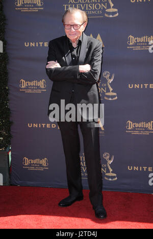 Pasadena, CA, USA. 30. April 2017. Larry King. 44th annual Daytime Emmy Awards statt im Pasadena Civic Centerin Pasadena.  Bildnachweis: Birdie Thompson/AdMedia/ZUMA Draht/Alamy Live-Nachrichten Stockfoto