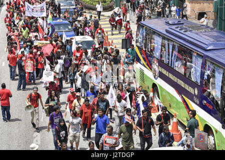 Kuala Lumpur, Malaysia. 1. Mai 2017. Hunderte von Menschen versammeln sich zum Tag der Arbeit-Demonstrationen am 1. Mai 2017, in Kuala Lumpur, Malaysia. Bildnachweis: Chris Jung/ZUMA Draht/Alamy Live-Nachrichten Stockfoto