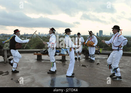 London, UK. 1. Mai 2017. An einem feuchten Tag um 05:30 traf die London Pride Morris Seite zum Tanz auf dem Gipfel der Primrose Hill, London, Vereinigtes Königreich.  Dieses Ritual in ganz Großbritannien, traditionell am 1. Mai, spiegelte sich Morris Dancers sammeln den erste Tag des Sommers zu feiern, tanzen von kurz vor der ersten Ampel bis kurz nach Sonnenaufgang, die Dämmerung und der erste Tag des Sommers zu begrüßen. Bildnachweis: Michael Preston/Alamy Live-Nachrichten Stockfoto