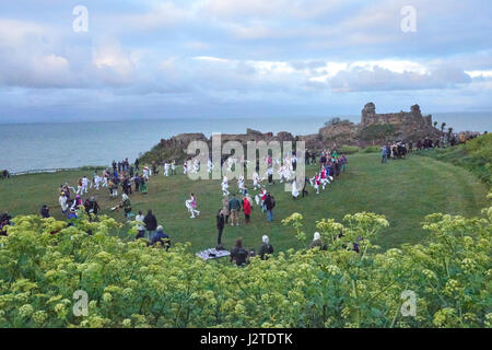 Hastings, East Sussex, UK. 1. Mai 2017. Nachtschwärmer und Zuschauer melden Sie den Morris Dancers von Hastings Castle die Sonne in der Morgendämmerung am 1. Mai zu tanzen. Stockfoto