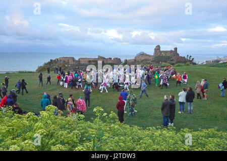 Hastings, East Sussex, UK. 1. Mai 2017. Nachtschwärmer und Zuschauer melden Sie den Morris Dancers von Hastings Castle die Sonne in der Morgendämmerung am 1. Mai zu tanzen. Stockfoto