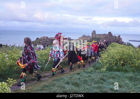 Hastings, East Sussex, UK. 1. Mai 2017. Nachtschwärmer und Zuschauer melden Sie den Morris Dancers von Hastings Castle die Sonne in der Morgendämmerung am 1. Mai zu tanzen. Stockfoto