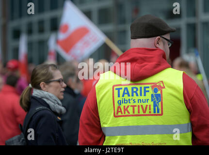 Berlin, Deutschland. 1. Mai 2017. Mitglieder der deutschen Gewerkschaft Gewerkschaftsbund (DGB) demonstrieren in Berlin, Deutschland, 1. Mai 2017. Foto: Monika Skolimowska/Dpa/Alamy Live News Stockfoto