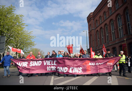 Berlin, Deutschland. 1. Mai 2017. Mitglieder der deutschen Gewerkschaft Gewerkschaftsbund (DGB) demonstrieren in Berlin, Deutschland, 1. Mai 2017. Foto: Monika Skolimowska/Dpa/Alamy Live News Stockfoto