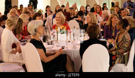 In diesem Dienstag, 25 April Foto betreuen Gäste ein Gala-Dinner mit Ivanka Trump, Tochter und Berater von US-Präsident Donald Trump und die deutsche Bundeskanzlerin Angela Merkel im Rahmen des Gipfels W20 in Berlin. (AP Photo/Michael Sohn, Pool) Foto: Michael Sohn/AP-POOL/dpa Stockfoto