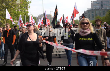 Berlin, Deutschland. 1. Mai 2017. Mitglieder der deutschen Gewerkschaft Gewerkschaftsbund (DGB) demonstrieren in Berlin, Deutschland, 1. Mai 2017. Foto: Monika Skolimowska/Dpa/Alamy Live News Stockfoto