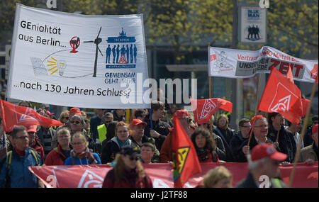 Berlin, Deutschland. 1. Mai 2017. Mitglieder der deutschen Gewerkschaft Gewerkschaftsbund (DGB) demonstrieren in Berlin, Deutschland, 1. Mai 2017. Foto: Monika Skolimowska/Dpa/Alamy Live News Stockfoto