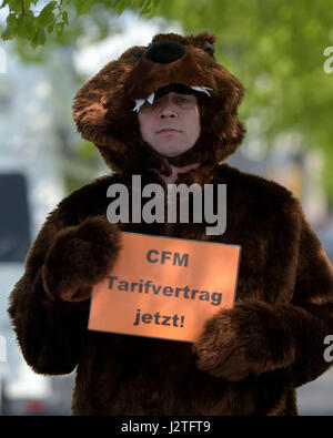 Berlin, Deutschland. 1. Mai 2017. Mitglieder der deutschen Gewerkschaft Gewerkschaftsbund (DGB) demonstrieren in Berlin, Deutschland, 1. Mai 2017. Foto: Monika Skolimowska/Dpa/Alamy Live News Stockfoto