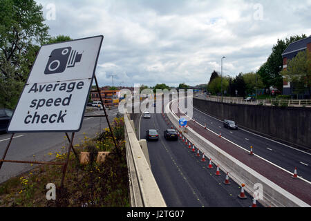 Bristol, UK. 1. Mai 2017. M32 Bristol Autobahn. Neu installierte leuchtend gelb, die durchschnittliche Geschwindigkeitskameras 6000 Autofahrer in nur 15 Tagen nach dem Einschalten gefangen haben. Installiert von Autobahnen England zusammen mit CCTV-s, mit Pannen und Störungen zu helfen. Temporäre Protect Arbeitskräfte an die 200 Millionen Pfund-Metro-Bus-Projekt arbeiten. Frist von 40 km/h. Autofahrer zwischen 12. April und 27. April gefangen. Seit den letzten Tag des 27. April sind mehr Autofahrer Schweller, erwischt zu werden monatlich auf wegen zu schnellen Fahrens... Bildnachweis: Robert Timoney/Alamy Live-Nachrichten Stockfoto