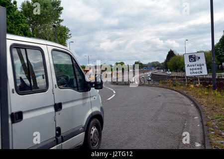 Bristol, UK. 1. Mai 2017. M32 Bristol Autobahn. Neu installierte leuchtend gelb, die durchschnittliche Geschwindigkeitskameras 6000 Autofahrer in nur 15 Tagen nach dem Einschalten gefangen haben. Installiert von Autobahnen England zusammen mit CCTV-s, mit Pannen und Störungen zu helfen. Temporäre Protect Arbeitskräfte an die 200 Millionen Pfund-Metro-Bus-Projekt arbeiten. Frist von 40 km/h. Autofahrer zwischen 12. April und 27. April gefangen. Seit den letzten Tag des 27. April sind mehr Autofahrer Schweller, erwischt zu werden monatlich auf wegen zu schnellen Fahrens... Bildnachweis: Robert Timoney/Alamy Live-Nachrichten Stockfoto