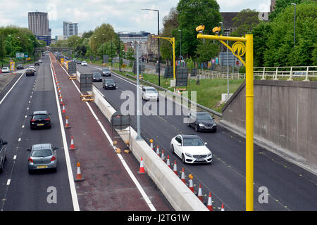 Bristol, UK. 1. Mai 2017. M32 Bristol Autobahn. Neu installierte leuchtend gelb, die durchschnittliche Geschwindigkeitskameras 6000 Autofahrer in nur 15 Tagen nach dem Einschalten gefangen haben. Installiert von Autobahnen England zusammen mit CCTV-s, mit Pannen und Störungen zu helfen. Temporäre Protect Arbeitskräfte an die 200 Millionen Pfund-Metro-Bus-Projekt arbeiten. Frist von 40 km/h. Autofahrer zwischen 12. April und 27. April gefangen. Seit den letzten Tag des 27. April sind mehr Autofahrer Schweller, erwischt zu werden monatlich auf wegen zu schnellen Fahrens... Bildnachweis: Robert Timoney/Alamy Live-Nachrichten Stockfoto