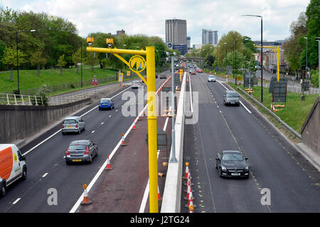 Bristol, UK. 1. Mai 2017. M32 Bristol Autobahn. Neu installierte leuchtend gelb, die durchschnittliche Geschwindigkeitskameras 6000 Autofahrer in nur 15 Tagen nach dem Einschalten gefangen haben. Installiert von Autobahnen England zusammen mit CCTV-s, mit Pannen und Störungen zu helfen. Temporäre Protect Arbeitskräfte an die 200 Millionen Pfund-Metro-Bus-Projekt arbeiten. Frist von 40 km/h. Autofahrer zwischen 12. April und 27. April gefangen. Seit den letzten Tag des 27. April sind mehr Autofahrer Schweller, erwischt zu werden monatlich auf wegen zu schnellen Fahrens... Bildnachweis: Robert Timoney/Alamy Live-Nachrichten Stockfoto