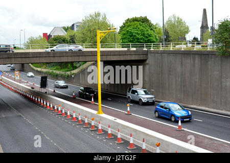 Bristol, UK. 1. Mai 2017. M32 Bristol Autobahn. Neu installierte leuchtend gelb, die durchschnittliche Geschwindigkeitskameras 6000 Autofahrer in nur 15 Tagen nach dem Einschalten gefangen haben. Installiert von Autobahnen England zusammen mit CCTV-s, mit Pannen und Störungen zu helfen. Temporäre Protect Arbeitskräfte an die 200 Millionen Pfund-Metro-Bus-Projekt arbeiten. Frist von 40 km/h. Autofahrer zwischen 12. April und 27. April gefangen. Seit den letzten Tag des 27. April sind mehr Autofahrer Schweller, erwischt zu werden monatlich auf wegen zu schnellen Fahrens... Bildnachweis: Robert Timoney/Alamy Live-Nachrichten Stockfoto