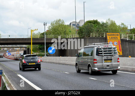 Bristol, UK. 1. Mai 2017. M32 Bristol Autobahn. Neu installierte leuchtend gelb, die durchschnittliche Geschwindigkeitskameras 6000 Autofahrer in nur 15 Tagen nach dem Einschalten gefangen haben. Installiert von Autobahnen England zusammen mit CCTV-s, mit Pannen und Störungen zu helfen. Temporäre Protect Arbeitskräfte an die 200 Millionen Pfund-Metro-Bus-Projekt arbeiten. Frist von 40 km/h. Autofahrer zwischen 12. April und 27. April gefangen. Seit den letzten Tag des 27. April sind mehr Autofahrer Schweller, erwischt zu werden monatlich auf wegen zu schnellen Fahrens... Bildnachweis: Robert Timoney/Alamy Live-Nachrichten Stockfoto