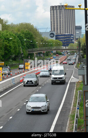 Bristol, UK. 1. Mai 2017. M32 Bristol Autobahn. Neu installierte leuchtend gelb, die durchschnittliche Geschwindigkeitskameras 6000 Autofahrer in nur 15 Tagen nach dem Einschalten gefangen haben. Installiert von Autobahnen England zusammen mit CCTV-s, mit Pannen und Störungen zu helfen. Temporäre Protect Arbeitskräfte an die 200 Millionen Pfund-Metro-Bus-Projekt arbeiten. Frist von 40 km/h. Autofahrer zwischen 12. April und 27. April gefangen. Seit den letzten Tag des 27. April sind mehr Autofahrer Schweller, erwischt zu werden monatlich auf wegen zu schnellen Fahrens... Bildnachweis: Robert Timoney/Alamy Live-Nachrichten Stockfoto