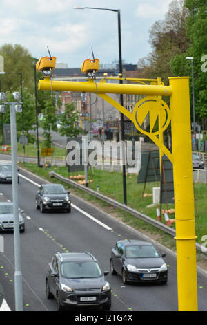 Bristol, UK. 1. Mai 2017. M32 Bristol Autobahn. Neu installierte leuchtend gelb, die durchschnittliche Geschwindigkeitskameras 6000 Autofahrer in nur 15 Tagen nach dem Einschalten gefangen haben. Installiert von Autobahnen England zusammen mit CCTV-s, mit Pannen und Störungen zu helfen. Temporäre Protect Arbeitskräfte an die 200 Millionen Pfund-Metro-Bus-Projekt arbeiten. Frist von 40 km/h. Autofahrer zwischen 12. April und 27. April gefangen. Seit den letzten Tag des 27. April sind mehr Autofahrer Schweller, erwischt zu werden monatlich auf wegen zu schnellen Fahrens... Bildnachweis: Robert Timoney/Alamy Live-Nachrichten Stockfoto