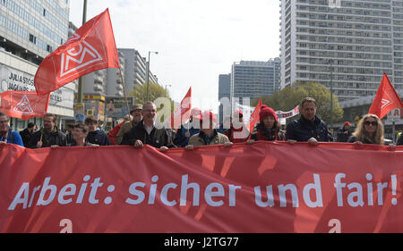 Berlin, Deutschland. 1. Mai 2017. Mitglieder der deutschen Gewerkschaft Gewerkschaftsbund (DGB) demonstrieren in Berlin, Deutschland, 1. Mai 2017. Foto: Monika Skolimowska/Dpa/Alamy Live News Stockfoto