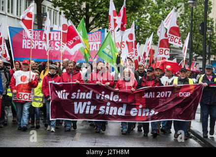 Wuppertal, Deutschland. 1. Mai 2017. Gewerkschafter, die Teilnahme an einer Demonstration am Tag der Arbeit in Wuppertal, Deutschland, 1. Mai 2017. Nur zwei Wochen vor der Landtagswahl Nordrhein-Westfalen ist die Website der Mai Rallye mit mehreren Gewerkschaft Köpfe und Top-Politiker. Ihre Forderung: Es darf ein fairer Ansatz in Deutschland. Foto: Bernd Thissen/Dpa/Alamy Live News Stockfoto