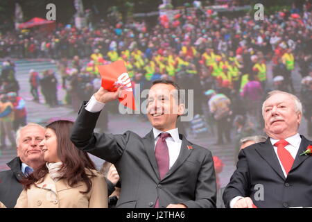 Wien, Österreich. 1. Mai 2017. Der traditionelle Mai der SPÖ Wien findet am Tag der Arbeit unter dem Motto "Freiheit, Gleichheit, Gerechtigkeit, Solidarität" statt. Im Bild Bundeskanzler Christian Kern (L) Bürgermeister Michael Häupl (R). Kredit: Franz Perc/Alamy Live News Stockfoto