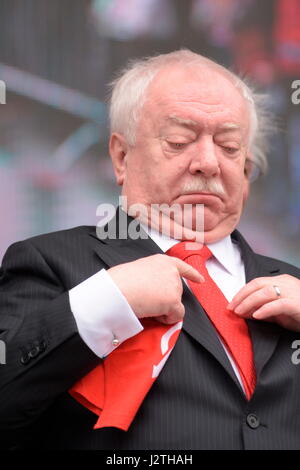 Wien, Österreich. 1. Mai 2017. Der traditionelle Mai der SPÖ Wien findet am Tag der Arbeit unter dem Motto "Freiheit, Gleichheit, Gerechtigkeit, Solidarität" statt. Im Bild Bürgermeister Michael Häupl (SPOE). Das Bild zeigt den Wiener Bürgermeister Michael Häupl. Kredit: Franz Perc/Alamy Live News Stockfoto