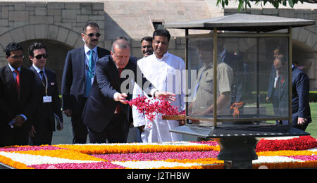 Neu-Delhi, Indien. 1. Mai 2017. Der türkische Präsident Recep Tayyip Erdogan, Center, wirft stieg Pedale auf den Samadhi von Mahatma Gandhi, wie er seine Aufwartung am Rajghat 1. Mai 2017 in Neu-Delhi, Indien zahlt. Erdogan ist auf einem zweitägigen Besuch in Indien. Bildnachweis: Planetpix/Alamy Live-Nachrichten Stockfoto