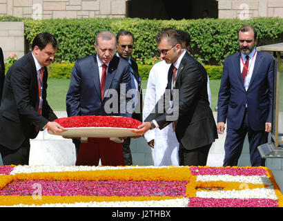 Neu-Delhi, Indien. 1. Mai 2017. Der türkische Präsident Recep Tayyip Erdogan, Center, legt einen Kranz nieder, wie er seine Reverenz an den Samadhi von Mahatma Gandhi am Rajghat 1. Mai 2017 in Neu-Delhi, Indien zahlt. Erdogan ist auf einem zweitägigen Besuch in Indien. Bildnachweis: Planetpix/Alamy Live-Nachrichten Stockfoto