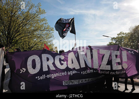 Berlin, Deutschland. 30. April 2017. Simon Becker/Le Pictorium - antikapitalistische protestieren "Organisieren!" - 30.04.2017 - Deutschland/Berlin/Berlin - am Vorabend der Maifeiertag, linksradikalen Gruppen und Sympathisanten Protest gegen Kapitalismus, Rassismus und mieten in Berlin-Wedding Stockfoto