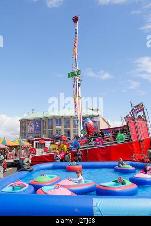 Weymouth, Dorset, UK. 1. Mai 2017. Urlauber profitieren Sie von der Bank Holiday und Leiter zum Hafen von Weymouth und genießen Sie schöne Zauber Sonnenschein und dramatische Wolken mit einer Temperatur von 13° C. Bildnachweis: DTNews/Alamy Live Stockfoto