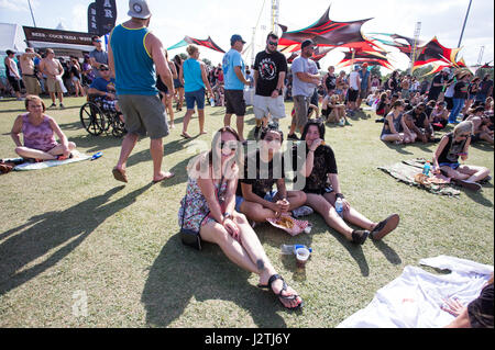 Fort Myers, FL, USA. 29. April 2017. Fans während Tag 1 des Fort Rock Festivals bei JetBlue Park in Fort Myers, Florida am 29. April 2017. Bildnachweis: Aaron Gilbert/Medien Punch/Alamy Live-Nachrichten Stockfoto