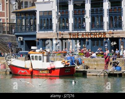 Weymouth, Dorset, UK. 1. Mai 2017. Urlauber profitieren Sie von der Bank Holiday und Leiter zum Hafen von Weymouth und genießen Sie schöne Zauber Sonnenschein und dramatische Wolken mit einer Temperatur von 13° C. Bildnachweis: Dan Tucker/Alamy Live-Nachrichten Stockfoto