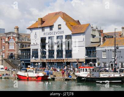 Weymouth, Dorset, UK. 1. Mai 2017. Urlauber profitieren Sie von der Bank Holiday und Leiter zum Hafen von Weymouth und genießen Sie schöne Zauber Sonnenschein und dramatische Wolken mit einer Temperatur von 13° C. Bildnachweis: Dan Tucker/Alamy Live-Nachrichten Stockfoto