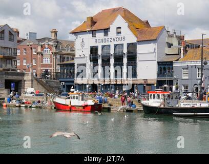 Weymouth, Dorset, UK. 1. Mai 2017. Urlauber profitieren Sie von der Bank Holiday und Leiter zum Hafen von Weymouth und genießen Sie schöne Zauber Sonnenschein und dramatische Wolken mit einer Temperatur von 13° C. Bildnachweis: Dan Tucker/Alamy Live-Nachrichten Stockfoto