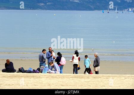 Weymouth, Dorset, UK. 1. Mai 2017. Besucher genießen Sie hohe Temperaturen und Sonnenschein nach Starkregen über Nacht in Weymouth, einer der britischen Lieblings ist Urlaub Destinationsn Credit: Tom Corban/Alamy Live News Stockfoto