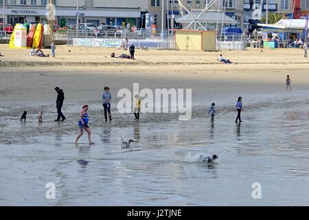 Weymouth, Dorset, UK. 1. Mai 2017. Besucher genießen Sie hohe Temperaturen und Sonnenschein nach Starkregen über Nacht in Weymouth, einer der britischen Lieblings ist Urlaub Destinationsn Credit: Tom Corban/Alamy Live News Stockfoto