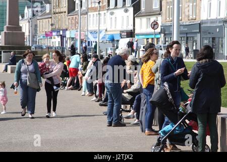 Helensburgh, UK. 1. Mai 2017. Bank Holiday Tagestouristen genießen strahlendem Sonnenschein an der Küste trotz stürmischen Winden. Bildnachweis: ALAN OLIVER/Alamy Live-Nachrichten Stockfoto