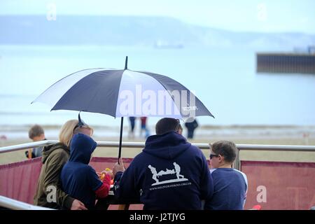 Weymouth, Dorset, UK. 1. Mai 2017. Nach einem warmen und sonnigen Feiertag Nachmittag in Weymouth der Regen kehrt zurück und die Temperatur sinkt und die Schirme herauskommen. Bildnachweis: Tom Corban/Alamy Live-Nachrichten Stockfoto