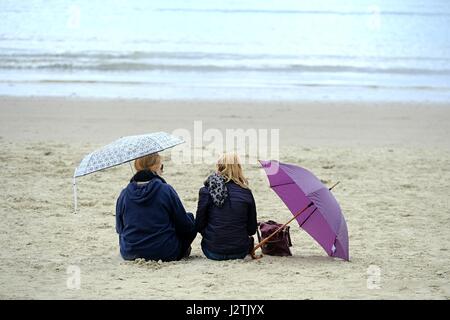 Weymouth, Dorset, UK. 1. Mai 2017. Nach einem warmen und sonnigen Feiertag Nachmittag in Weymouth der Regen kehrt zurück und die Temperatur sinkt und die Schirme herauskommen. Bildnachweis: Tom Corban/Alamy Live-Nachrichten Stockfoto