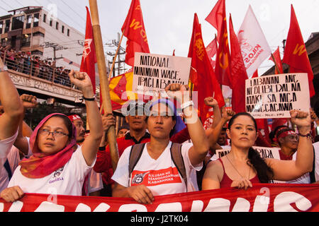 Manila, Metro Manila, Philippinen. 1. Mai 2017. Arbeits-Gruppen und Aktivist innen ein Labor Day-Programm in Lawton, Manila, bevor Sie fortfahren zu Mendiola Brücke nahe dem Präsidentenpalast Malacanang statt. Die Demonstranten forderten die Abschaffung der Arbeit Vertragsschließung, bessere Leistungen und Sicherheit am Arbeitsplatz. Bildnachweis: J Gerard Seguia/ZUMA Draht/Alamy Live-Nachrichten Stockfoto