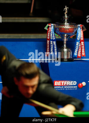 Sheffield, UK. 1. Mai 2017. Mark Selby von England konkurriert während des Finales mit John Higgins von Schottland an der World Snooker Championship 2017 im Crucible Theatre in Sheffield, Großbritannien am 1. Mai 2017. Bildnachweis: Han Yan/Xinhua/Alamy Live-Nachrichten Stockfoto