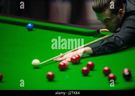 Sheffield, UK. 1. Mai 2017. Mark Selby von England konkurriert während des Finales mit John Higgins von Schottland an der World Snooker Championship 2017 im Crucible Theatre in Sheffield, Großbritannien am 1. Mai 2017. Bildnachweis: Jon Buckle/Xinhua/Alamy Live-Nachrichten Stockfoto