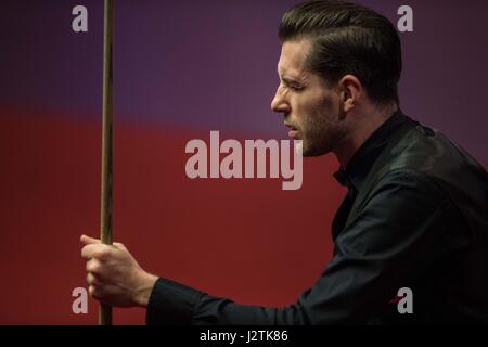 Sheffield, UK. 1. Mai 2017. Mark Selby von England konkurriert während des Finales mit John Higgins von Schottland an der World Snooker Championship 2017 im Crucible Theatre in Sheffield, Großbritannien am 1. Mai 2017. Bildnachweis: Jon Buckle/Xinhua/Alamy Live-Nachrichten Stockfoto