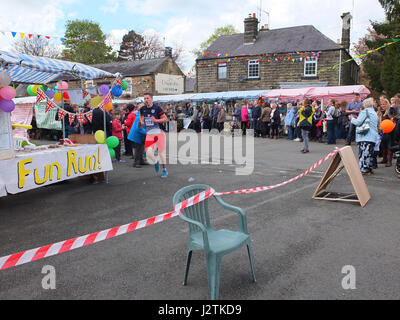 Jährliche Tag der Karneval im Dorf Ashover, in der Nähe von Chesterfield, Derbyshire. Wettbewerber in den Fun Run rund um das Dorf. Stockfoto