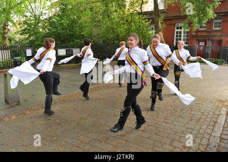 Islington, London, UK. 1. Mai 2017. An einem feuchten Tag, neue Esperance Morris Tanz außerhalb Str. Marys Kirche in Islington, London, Vereinigtes Königreich, May Day zu feiern.  Dieses traditionelle Ritual am 1. Mai in ganz Großbritannien als spiegelte, versammeln Morris Dancers, um der erste Tag des Sommers durch Tanz zu feiern.  Die Tradition des Tanzens am ersten Tag des Sommers geht zurück zu vorchristlichen heidnischen Zeiten und wenn Morris tanzen eine Arbeiterklasse Tradition im späten 16. Jahrhundert wurde Maifeiertag wurde ein zentraler Bestandteil ihrer Kalender. Bildnachweis: Michael Preston/Alamy Live-Nachrichten Stockfoto