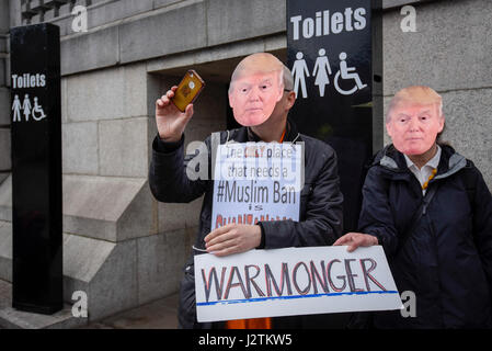 London, UK.  1. Mai 2017.  Demonstranten mit Donald Trump Masken nehmen Teil in jährlichen Maikundgebung am International Workers Tag am Trafalgar Square. Bildnachweis: Stephen Chung / Alamy Live News Stockfoto