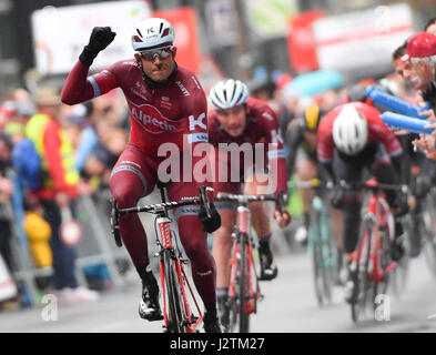 Norwegischer Radrennfahrer Alexander Kristoff im Team Katusha-Alpecin feiert auf der Ziellinie von Radsport classic "rund um die Eschborn-Frankfurt finanzielle Platz", 1. Mai 2017. Kristoff kam vor Rick Zabel (2. von links) das Team Katusha-Alpecin und John Degenkolb (3. von links) von der Trek-Segafredo-Team. Foto: Arne Dedert/dpa Stockfoto