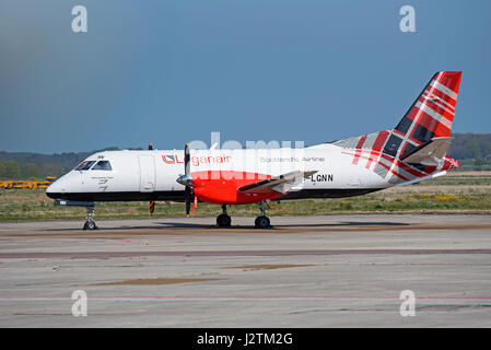 Inverness Flughafen, Schottland, UK. 1. Mai 2017. Ankunft des neuen Loganair Saab 340 b in seiner neuen Tartan-Lackierung bei den Highland Capital, warten andere Flugzeuge in der Flotte von 22, um entsprechend aktualisiert werden. Bildnachweis: David Gowans/Alamy Live-Nachrichten Stockfoto