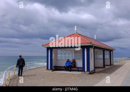 Aberystwyth, Wales, UK. Regenwolken über der Stadt am Meer von Aberystwyth versammeln sich auf Frühjahr Bank Holiday Montag Credit: Alan Hale/Alamy Live News Stockfoto