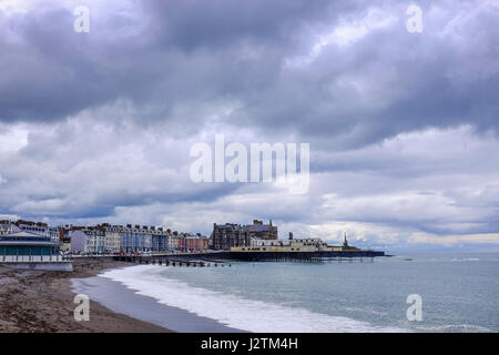 Aberystwyth, Wales, UK. Regenwolken über der Stadt am Meer von Aberystwyth versammeln sich auf Frühjahr Bank Holiday Montag Credit: Alan Hale/Alamy Live News Stockfoto