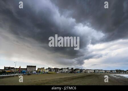 Weymouth, Dorset, UK. 1. Mai 2017.  Großbritannien Wetter.  Spektakuläre Donner Gewitterwolken übergehen das Seebad Weymouth Strand an der Küste von Dorset Jurassic an einem offenen Nachmittag.  Bildnachweis: Graham Hunt/Alamy Live-Nachrichten Stockfoto