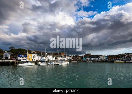 Weymouth, Dorset, UK. 1. Mai 2017.  Großbritannien Wetter.  Spektakuläre Donner Gewitterwolken weitergeben verunsichert am Nachmittag über den Hafen auf das Seebad Weymouth an der Jurassic Küste von Dorset.  Bildnachweis: Graham Hunt/Alamy Live-Nachrichten Stockfoto